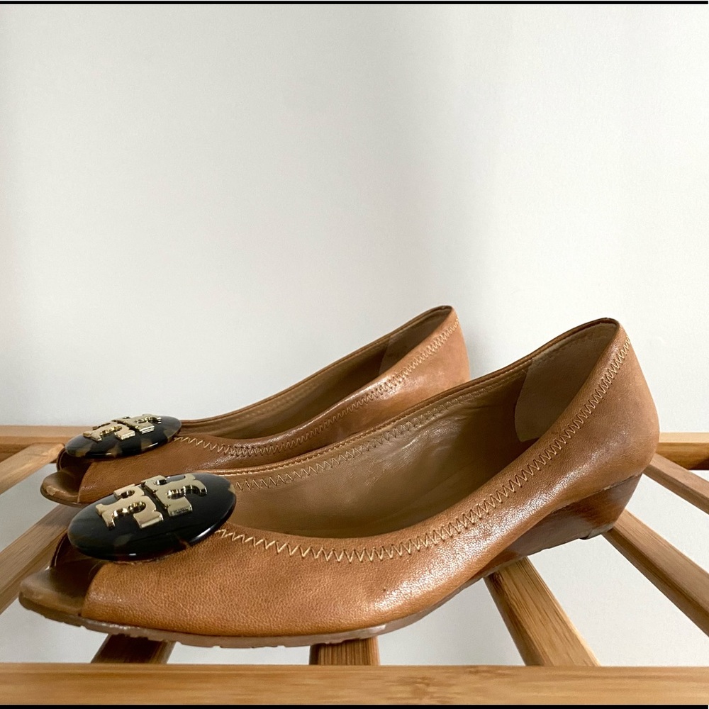 Tory Burch Logo Wedges Size 7.5 Camel Beige Leather Peep Toe Heels Tortoise Gold
